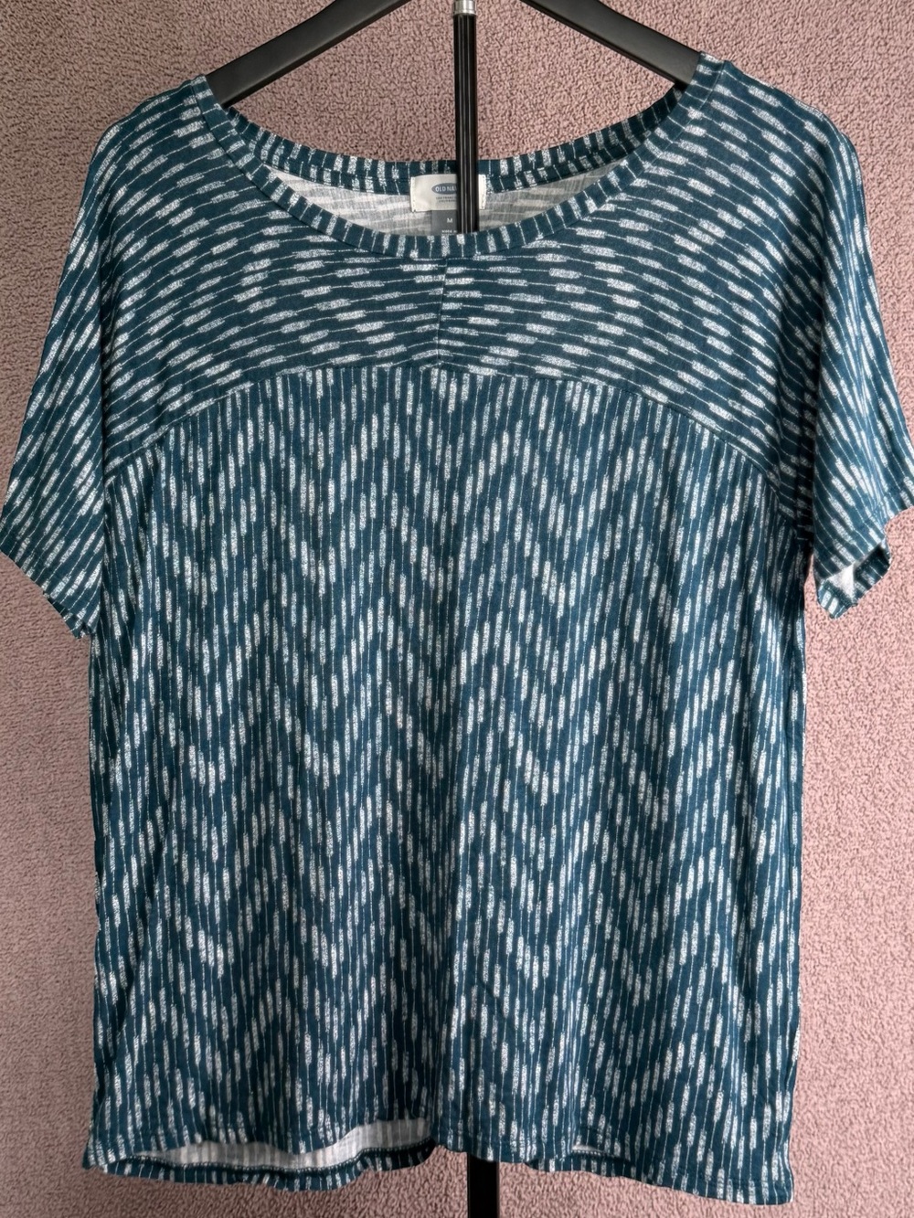 Relaxed Short-Sleeve Chevron Tee in Teal and White